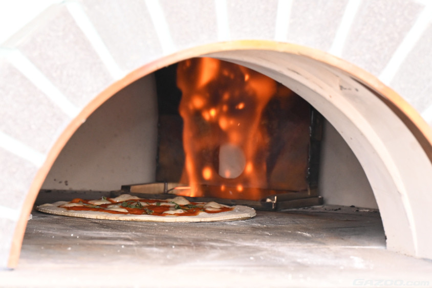 水素で熱した石窯で焼かれるピザ