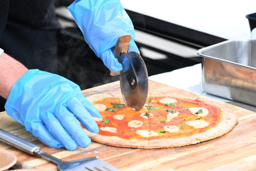 ガスや薪の燃える臭いがしないため、ピザのいい香りが広がる