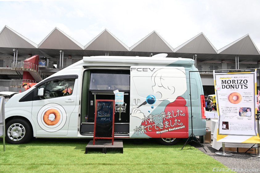 水素キッチンカーで焼いたドーナツを提供するブース