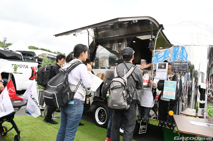 小林可夢偉選手がプロデュースする「KAMUIコーヒー」が提供される、水素給電によるカーボンニュートラルなカフェ