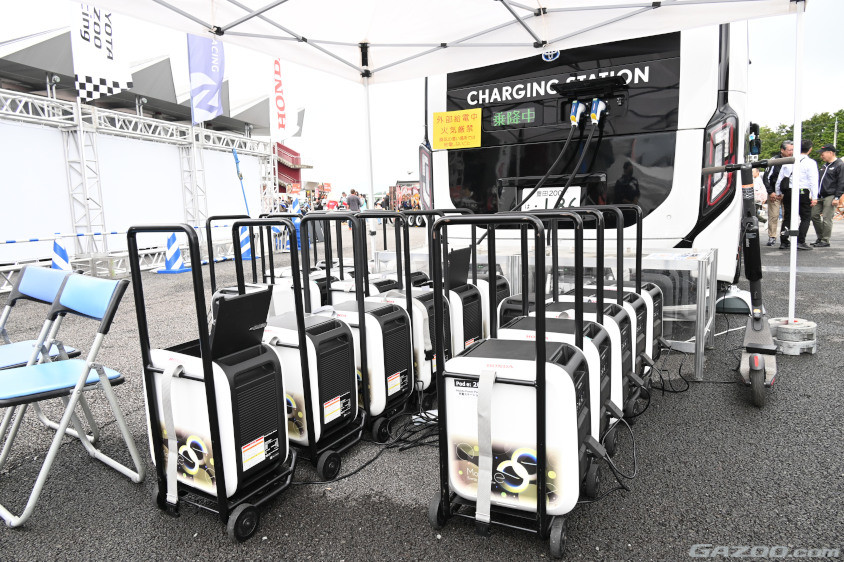 ムービングイーで充電されたモバイルパワーパックイーを差し込み給電するモバイルポッドイー