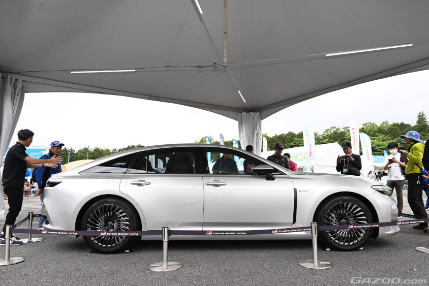 イベント広場に展示されていたクラウンセダンFCEV。その反対側を見てみると……