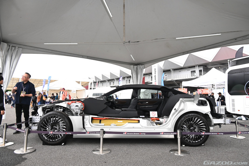 クラウンセダンFCEVのカットモデルになっていた