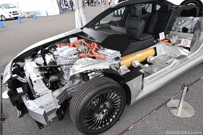 クラウンセダンFCEVのカットモデル