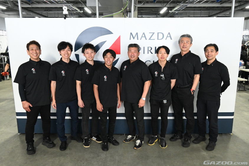 倶楽部MAZDA SPIRIT RACINGのチャレンジプログラムに参加するドライバーたち。左から杉野治彦選手、松原泰世選手、菊池崚斗選手、久米田昴選手、上田純司選手、織田祥平選手、本多永一選手、桧井保孝監督