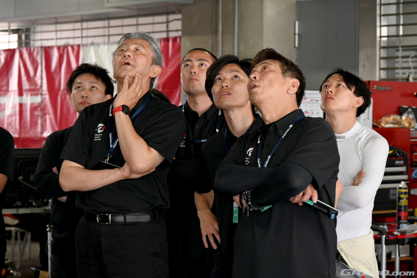 予選中モニターを見つめるMAZDA SPIRIT RACINGのドライバーたち