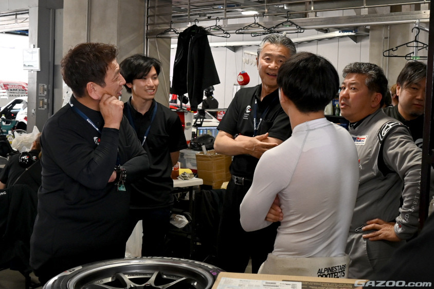 セッション後も自然と輪ができ、さまざまなコミュニケ―ションを取るMAZDA SPIRIT RACINGのドライバーたち