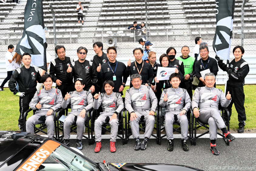 富士24時間レースのスタートを迎える120号車 MAZDA SPIRIT RACINGのメンバーたち