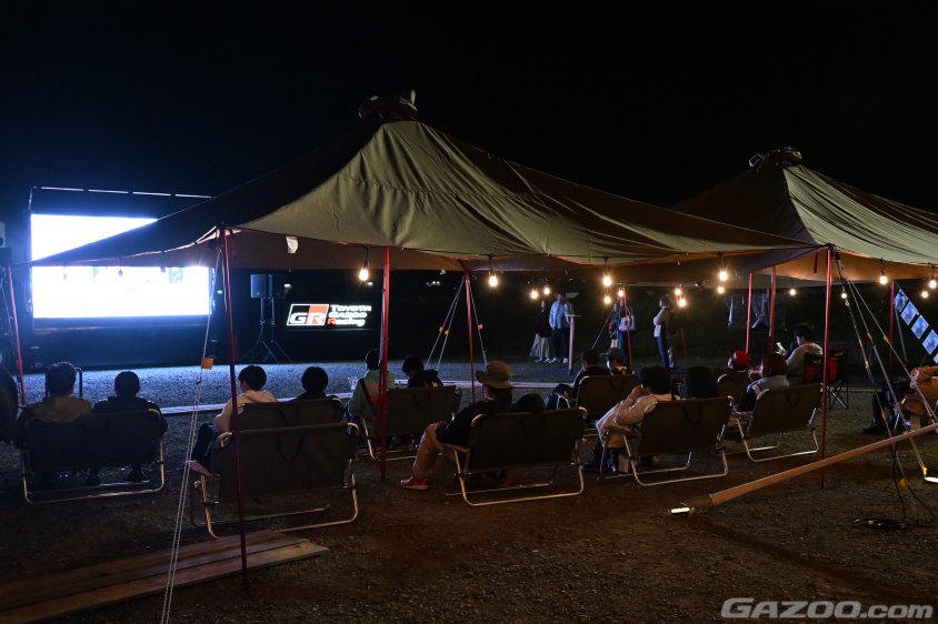 大型ビジョンを見ながらくつろげる