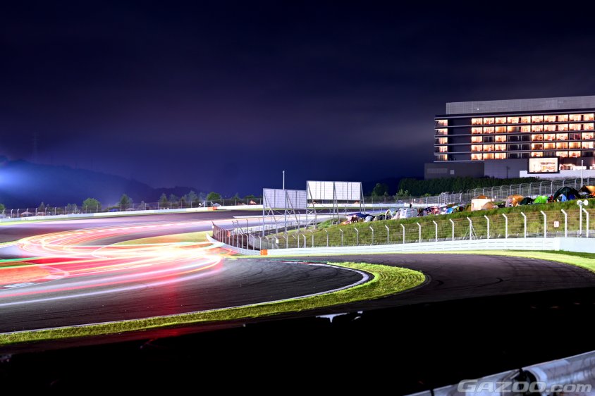 富士24時間耐久　夜間 のGRスープラコーナー内側