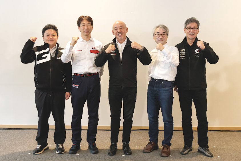 S耐ワイガヤクラブのメンバー。左からトヨタ GAZOO Racing カンパニー 高橋智也プレジデント、ホンダ・レーシング 四輪レース部 桒田哲宏室長、日産モータースポーツ＆カスタマイズ 石川裕造常務執行役員、SUBARU 藤貫哲郎専務執行役員、マツダ MAZDA SPIRIT RACING 前田育男代表
