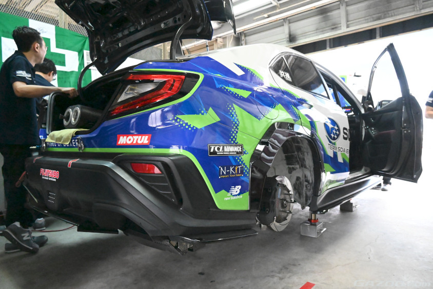 ピットで整備するSUBARU HighPerformanceX Future Concept