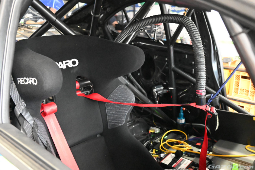 SUBARU HighPerformanceX Future Conceptのレーシーなインテリア