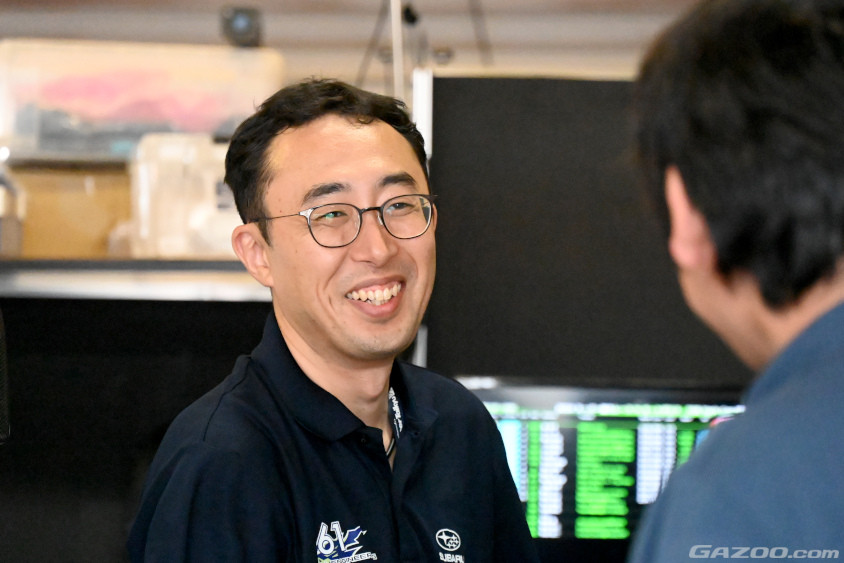 ピットで笑顔を見せるTeam SDA Engineeringの伊藤奨監督（スーパー耐久第3戦オートポリス）