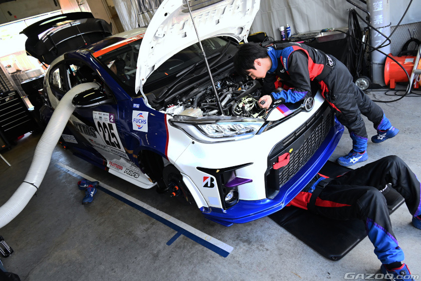 KTMS GR Yarisのエンジンルームをメンテナンスするメカニック