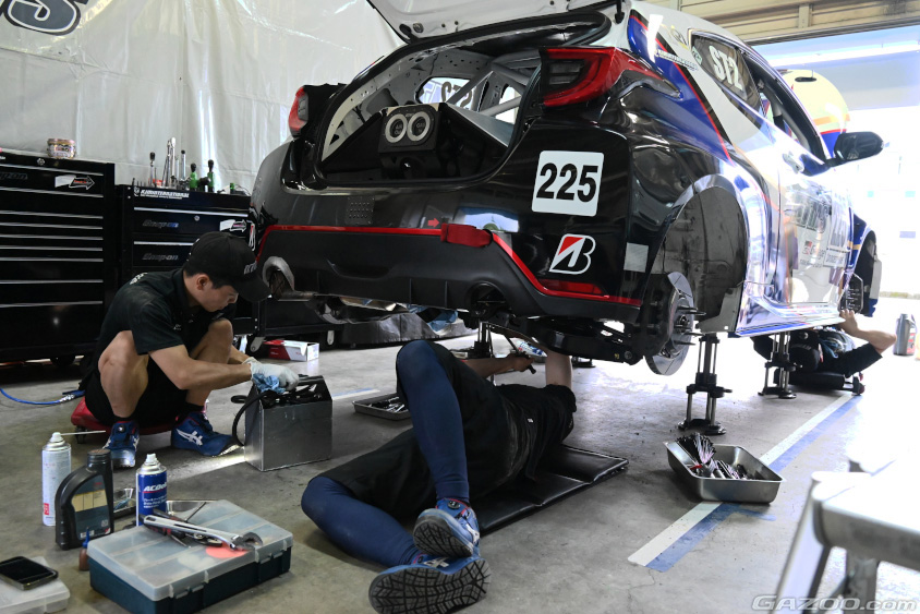 KTMS GR Yarisのフロアをメンテナンスするメカニック