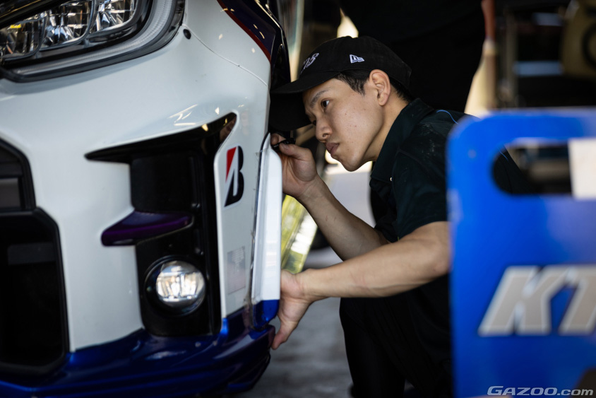 KTMS GR Yarisuのホイールアーチ内を確認するメカニック