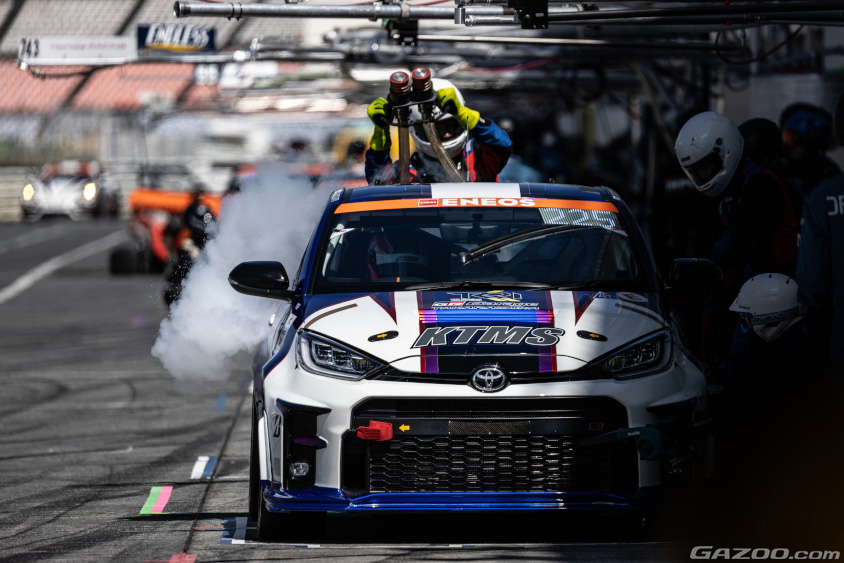 ピット作業をするKTMS GR Yaris