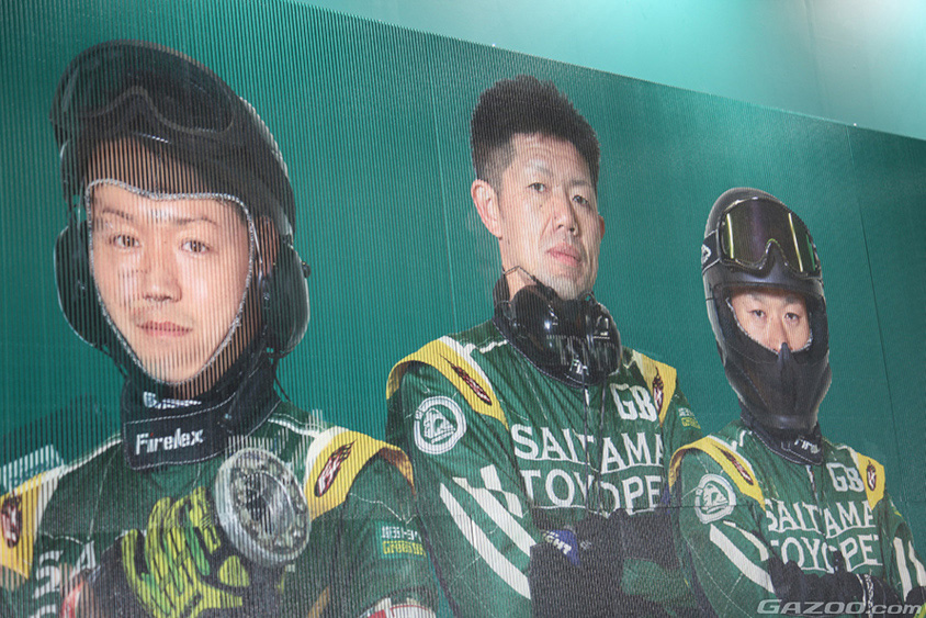 Green Braveのレーシングスーツをまとったメカニック