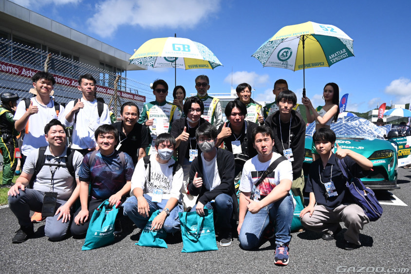 グリッドで埼玉Green Braveのドライバーとの記念撮影