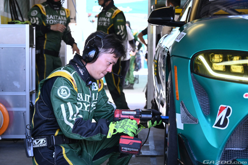 タイヤのナットを締めるメカニック