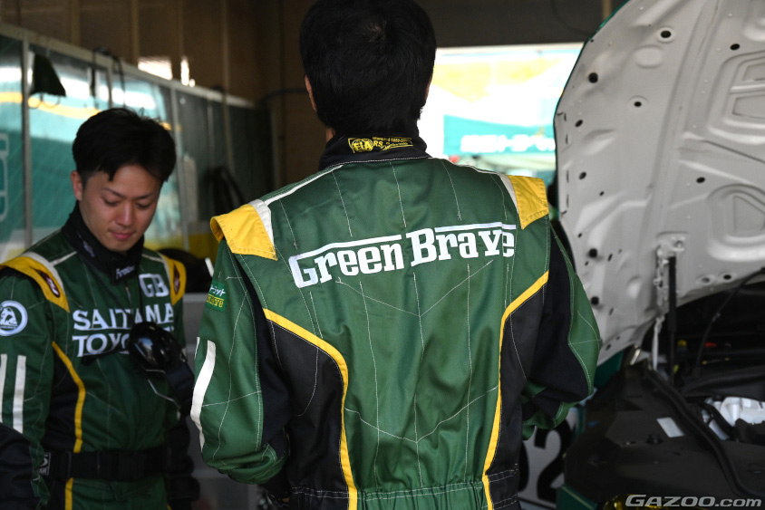レーシングスーツの背中のGreen Braveのロゴ