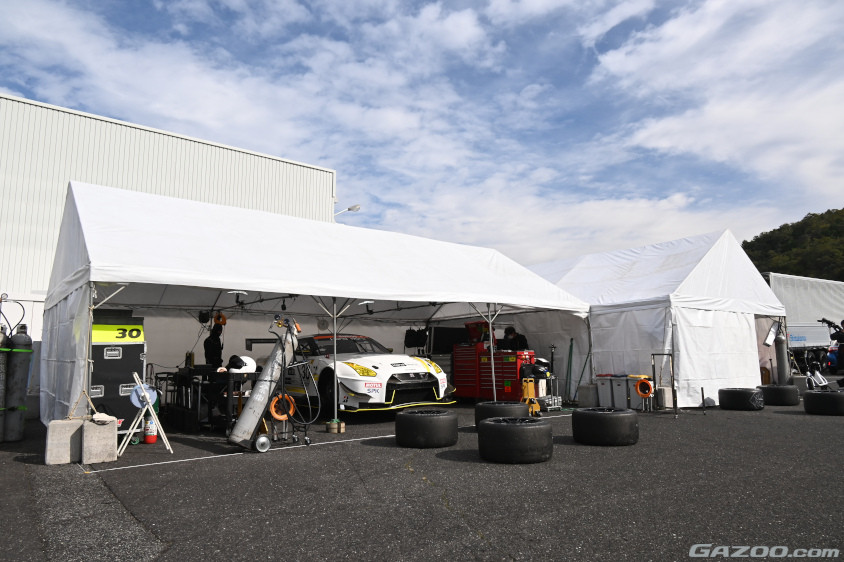 スーパー耐久第6戦岡山に参戦するTeam Handwork Challengeのピット