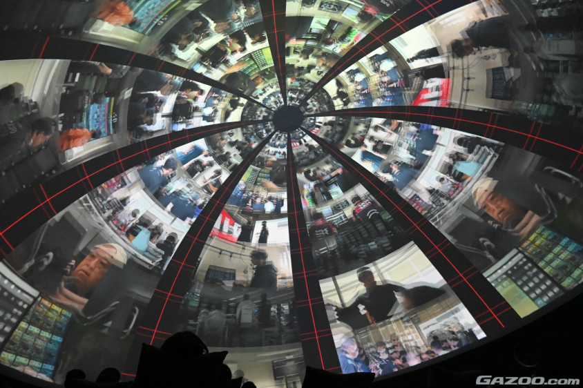 スーパー耐久のたくさんの映像が使われているイマーシブドームテントの映像