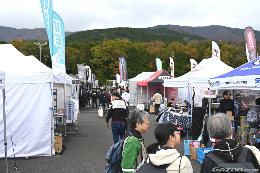 スーパーガレージセールの雰囲気