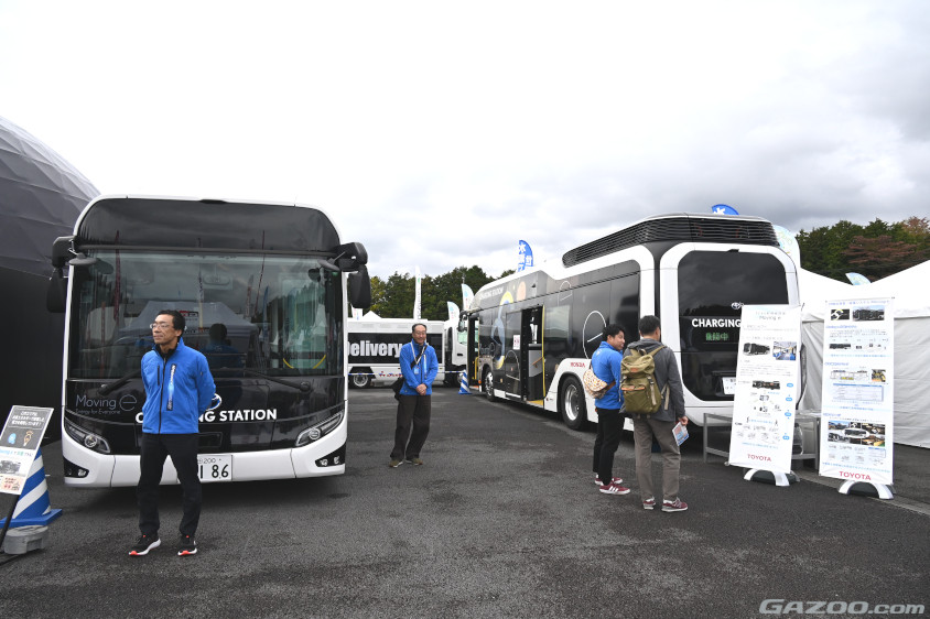 携帯電話も充電できるFCバス