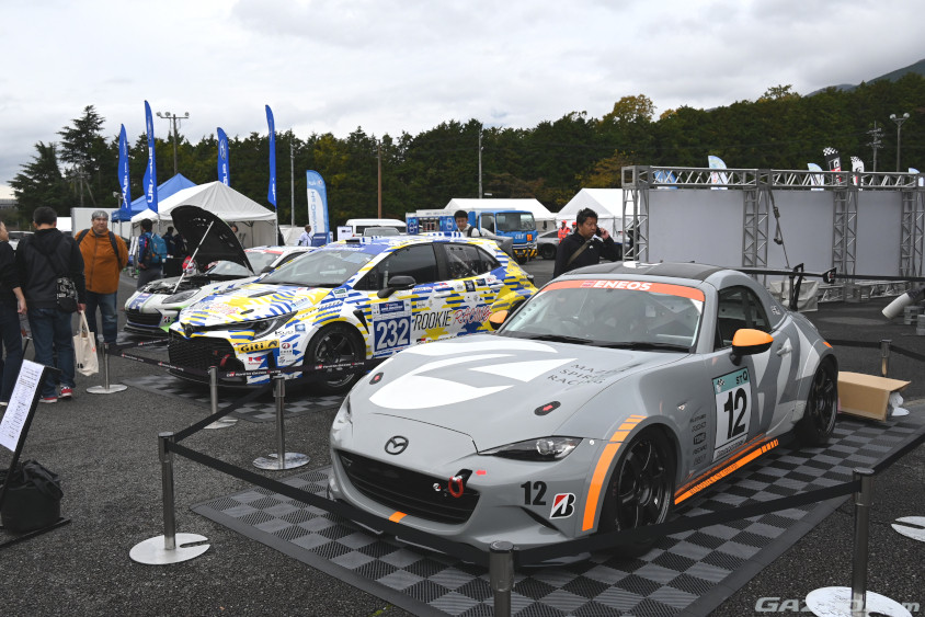 共挑のメーカーの車両展示