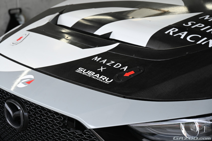MAZDA SPIRIT RACING MAZDA3 Bio conceptの再生カーボンのボンネットにはMAZDA×SUBARUのロゴも