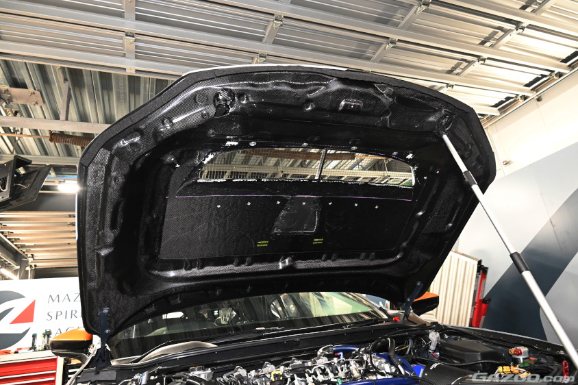 MAZDA SPIRIT RACING MAZDA3 Bio conceptの再生カーボンボンネットの内側