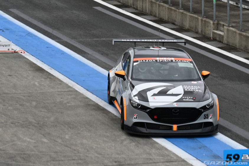 ピットインするMAZDA SPIRIT RACING MAZDA3 Bio concept