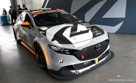 マツダとスバルが「共挑」した再生カーボンがマツダ3のボンネットに。エアロの改良でダウンフォースも増加