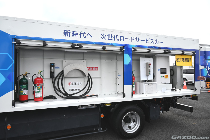 JAFの次世代ロードサービスカーの左側には水素の充填のためホースやスイッチがある