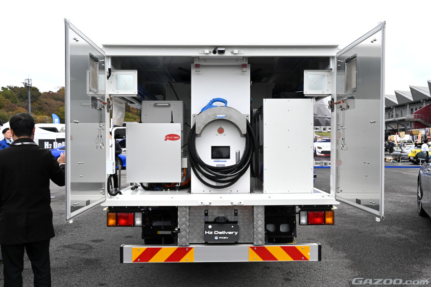 JAFの次世代ロードサービスカーの後部には給電するための設備を積まれている