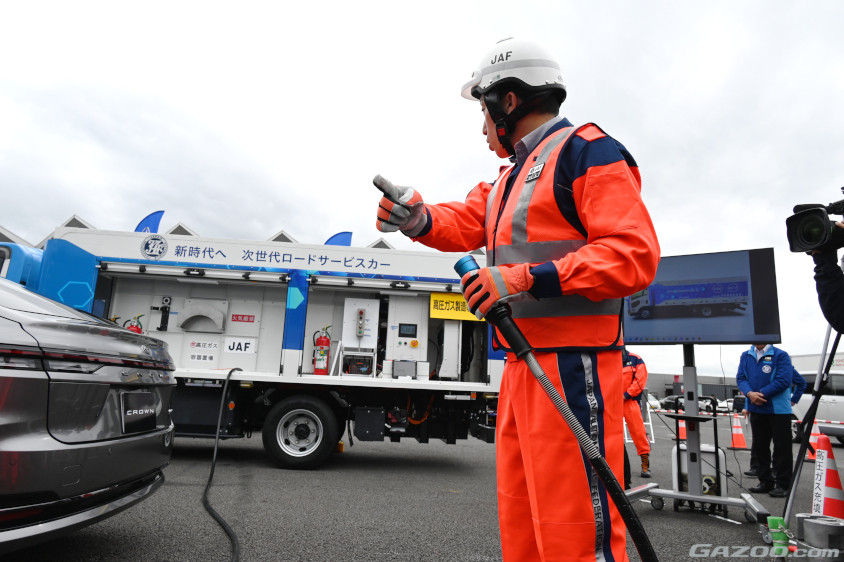 JAFの次世代ロードサービスカーから水素を送るためのホースを取り出す