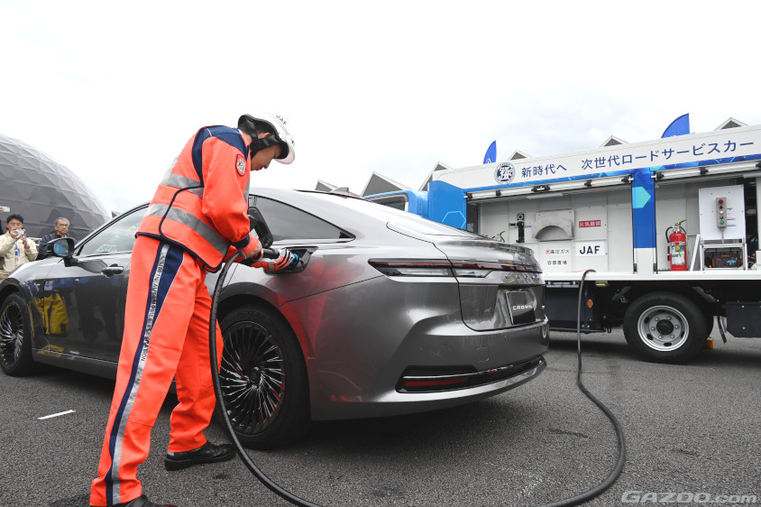 クラウンFCEVの水素の充填口にホースを差し込む　