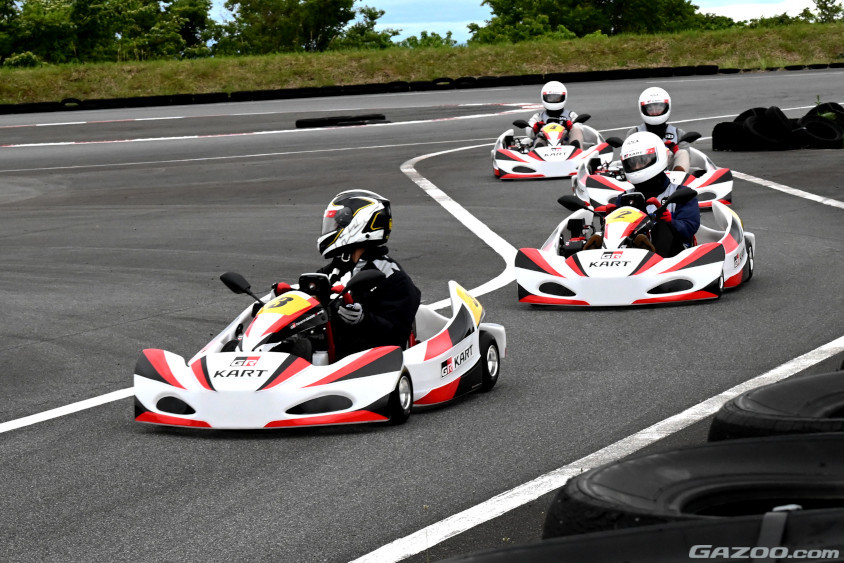 隊列走行で体験走行が行われたGR KART