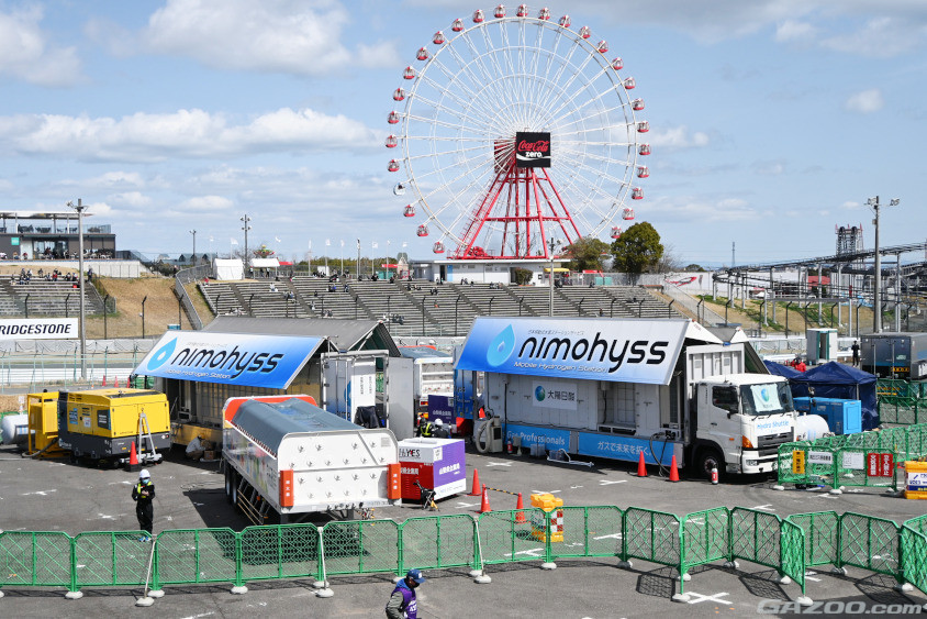 気体水素では充填するために多くのトラックや機器が必要だった