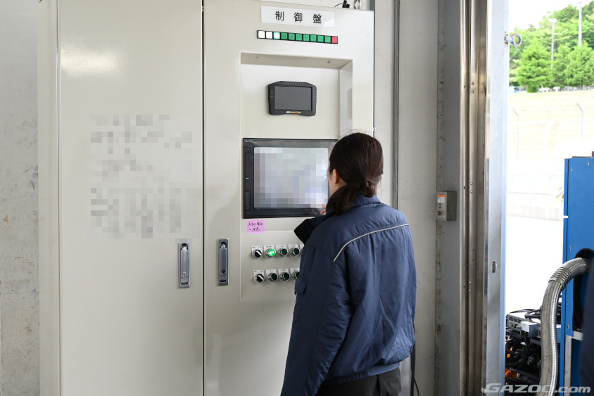 ピットに置かれた液体水素充填の制御盤