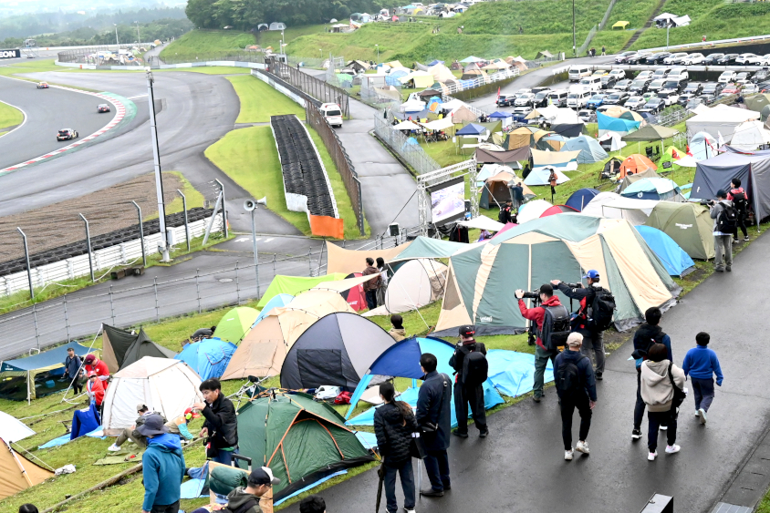 アドバンコーナーで観戦する観客