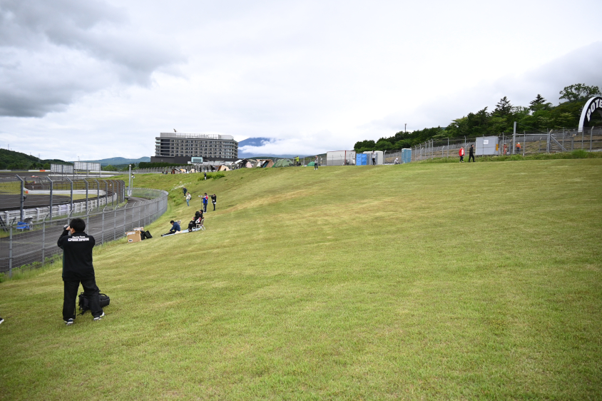 金曜日のGRスープラコーナーの外側。奥の小高いところにはテントが並んでいます