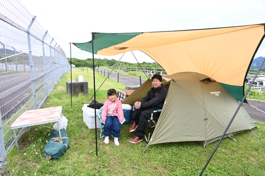 第13コーナーで観戦する親子