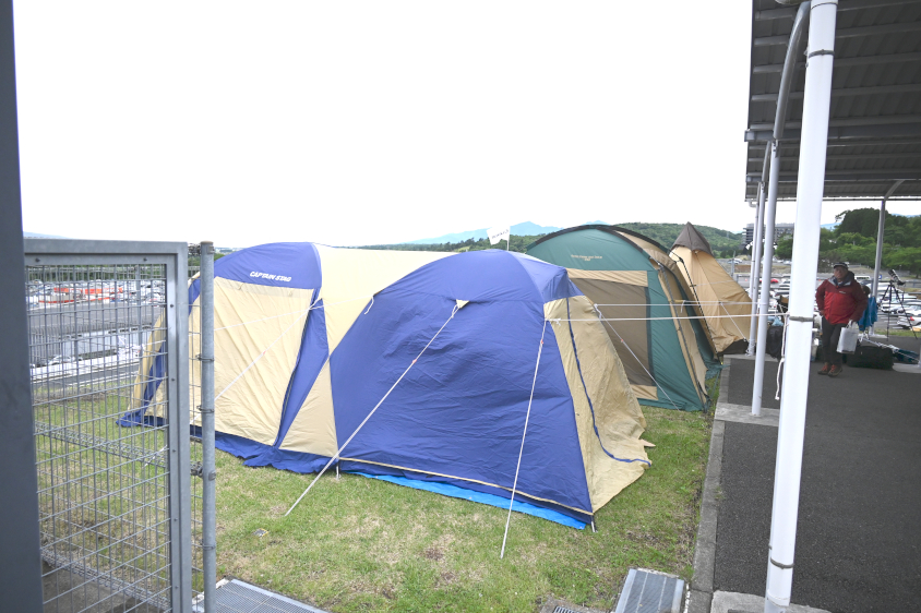 イベント広場の端で観戦できるエリア