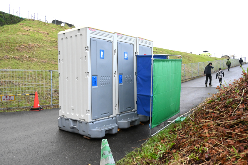 ⑩TGRコーナー内側の観戦席用に置かれた簡易トイレ