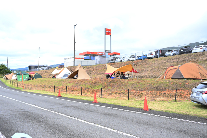 ⑱アドバンコーナーのスタンドの道を挟んだ上のエリア