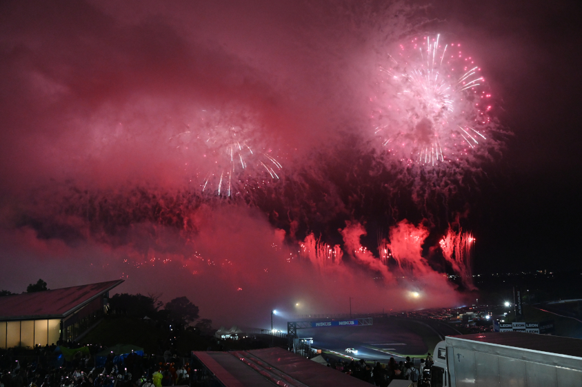 アドバンコーナーは花火が目の前に見えて大迫力！