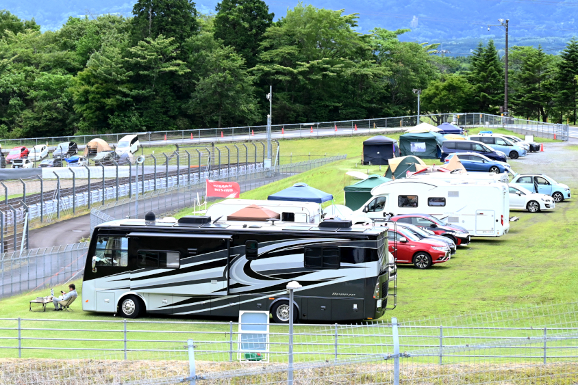 ㉘ダンロップコーナー外側の有料のオートキャンプとキャンピングカーエリア
